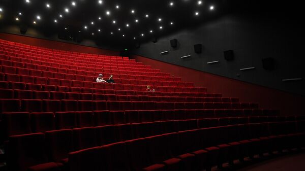 Зрители перед началом сеанса в кинотеатре. Архивное фото - Sputnik Кыргызстан