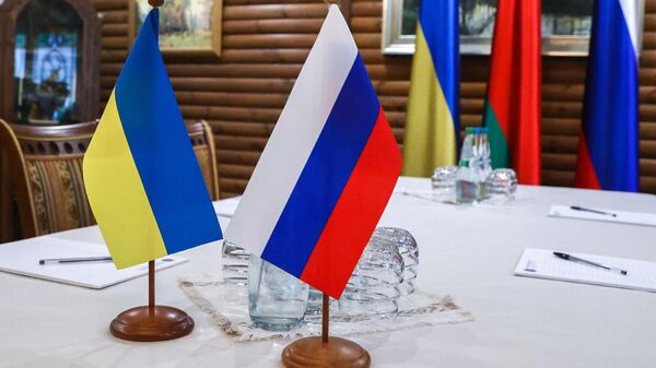 Флаги России и Украины. Архивное фото  - Sputnik Кыргызстан