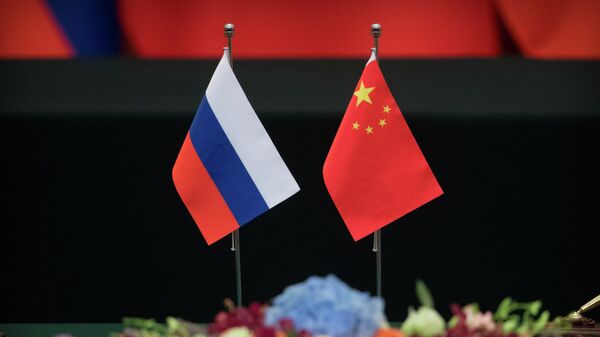 Флаги России и Китая. Архивное фото - Sputnik Кыргызстан