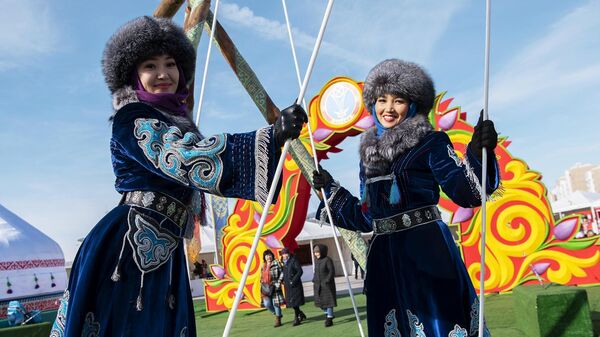 Девушки в национальных костюмах во время празднования Наурыза на территории Астана Экспо. Архивное фото - Sputnik Кыргызстан