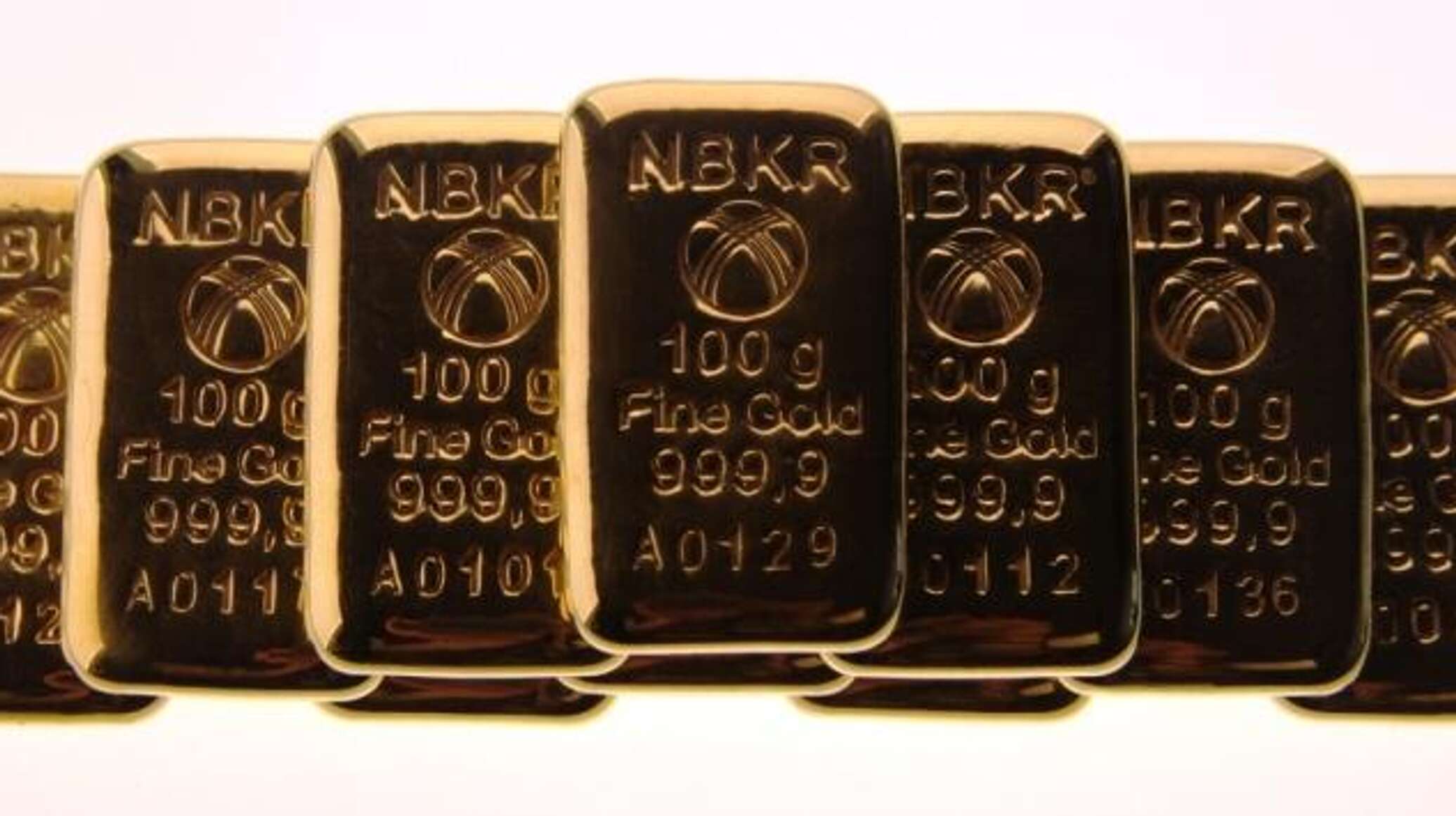 Слитки нацбанка. 100 граммовые золотые слитки. Золотые слитки казахстан. Мерные слитки аффинированного золота. Золотые слитки нацбанка таджикистана.