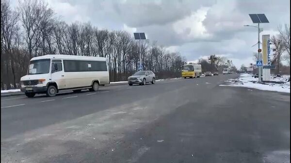 Массовая эвакуация на Украине: как мирные жители бегут от бомбежек ВСУ — видео - Sputnik Кыргызстан
