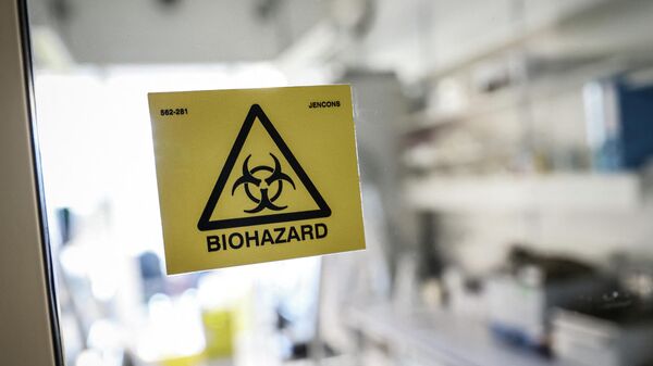 Наклейка с биологической опасностью на входе в лабораторию. Архивное фото - Sputnik Кыргызстан
