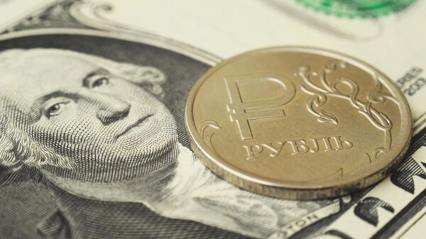 Монета номиналом один рубль на банкноте один доллар США. Архивное фото - Sputnik Кыргызстан