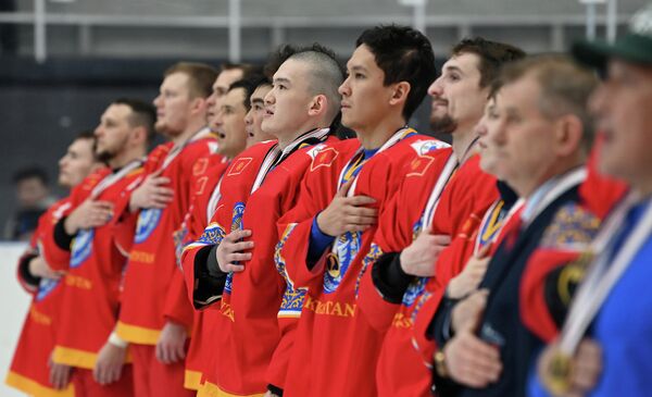 Кыргызстандын улуттук курама командасы IV дивизиондогу хоккей боюнча дүйнө чемпионатында атаандаш төрт команданы тең утуп, кийинки үчүнчү дивизионго өттү - Sputnik Кыргызстан