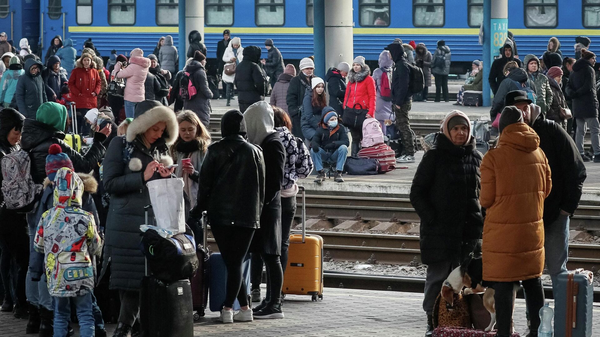 Люди ждут посадки на поезд на центральном вокзале в Киеве  - Sputnik Кыргызстан, 1920, 09.03.2022