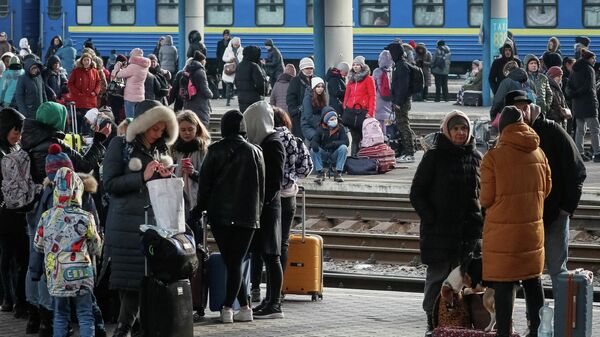 Люди ждут посадки на поезд на центральном вокзале в Киеве  - Sputnik Кыргызстан