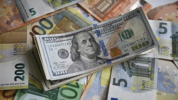 Денежные купюры: евро и доллара США. Архивное фото  - Sputnik Кыргызстан