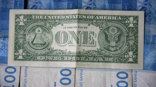 Сто сомовая и одна долларовая банкноты на столе. Иллюстративное фото - Sputnik Кыргызстан