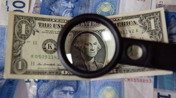 Сто сомовая купюра и одна долларовая банкнота видно через лупу. Иллюстративное фото - Sputnik Кыргызстан