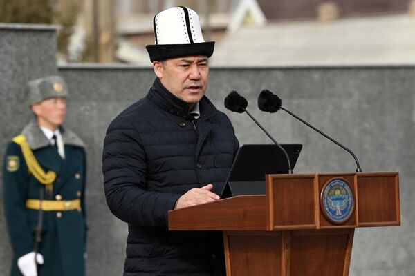 Президент возложил цветы к памятнику и выступил с речью, перечислив заслуги Усубалиева - Sputnik Кыргызстан