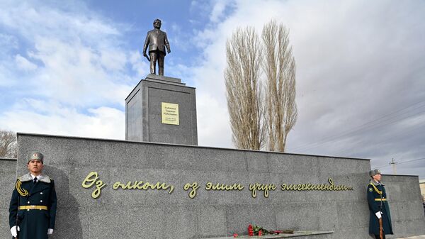 Церемония открытия памятника государственному и общественному деятелю Турдакуну Усубалиеву - Sputnik Кыргызстан