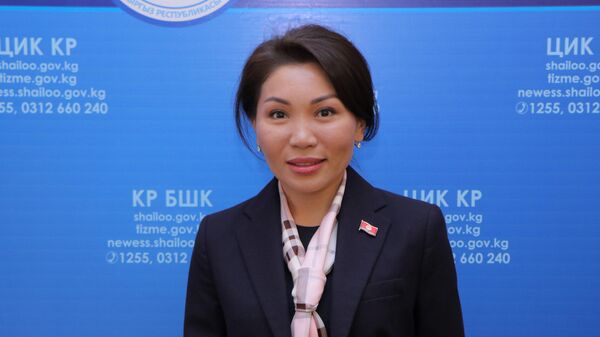 Вручение удостоверения и нагрудного знака депутата Эльвире Сурабалдиевой - Sputnik Кыргызстан