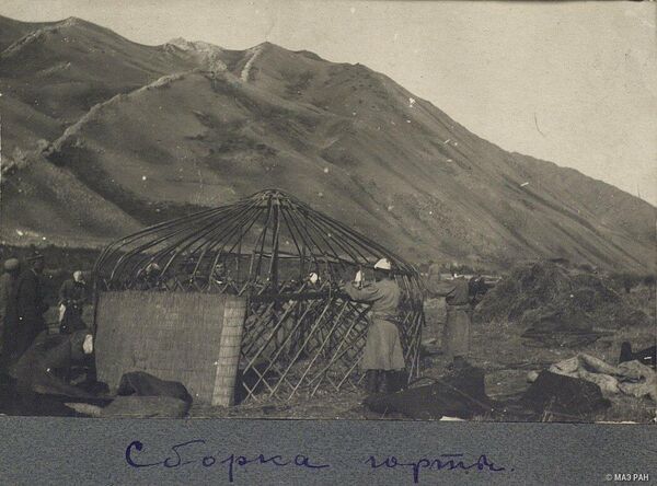 Кыргызы летом пасли скот на джайлоо, а с наступлением холодов перекочевывали в долины - Sputnik Кыргызстан