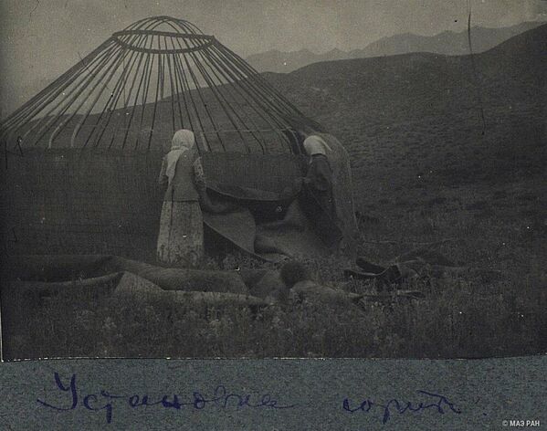 Жайлоодо боз үйдүн жабуусун жапкан кыз-келиндер, 1928-жыл - Sputnik Кыргызстан