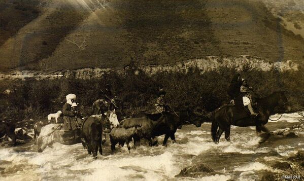Кыргызская семья на лошадях переходит реку. Фото 1937 года. - Sputnik Кыргызстан