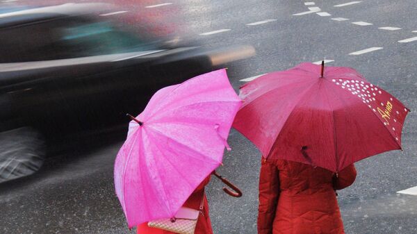 Женщины с зонтами во время дождя. Архивное фото - Sputnik Кыргызстан