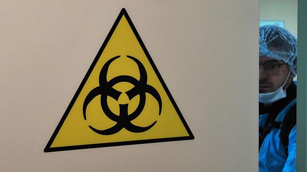 Знак биологической опасности на двери клиники. Архивное фото - Sputnik Кыргызстан