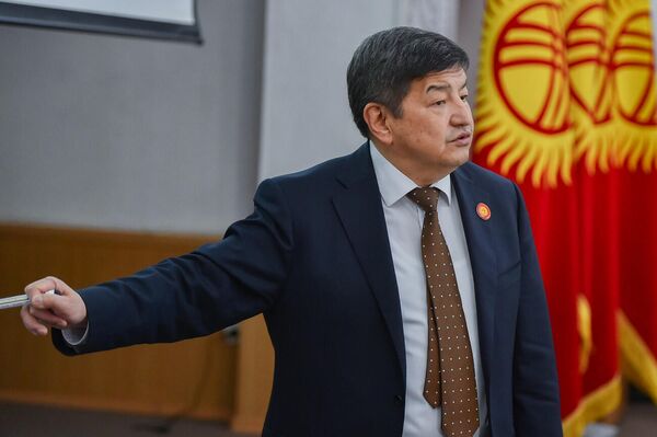 Министрлер кабинетинин төрагасы Акылбек Жапаров Экономика жана коммерция министрлигинде кеңешме өткөргөн - Sputnik Кыргызстан