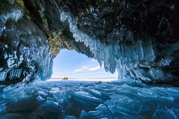 Снимок &quot;Ледяная пещера&quot; швейцарского фотографа Сабрины Индербици - Sputnik Кыргызстан