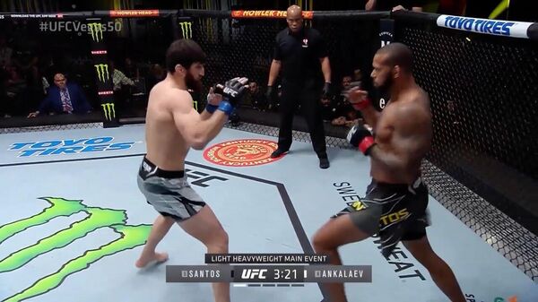 Летящее колено и другие лучшие моменты турнира UFC в Лас-Вегасе — видео - Sputnik Кыргызстан