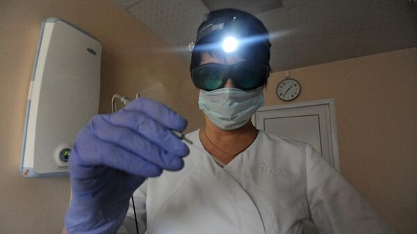 Врач-отоларинголог готовится к осмотру пациента. Архивное фото - Sputnik Кыргызстан