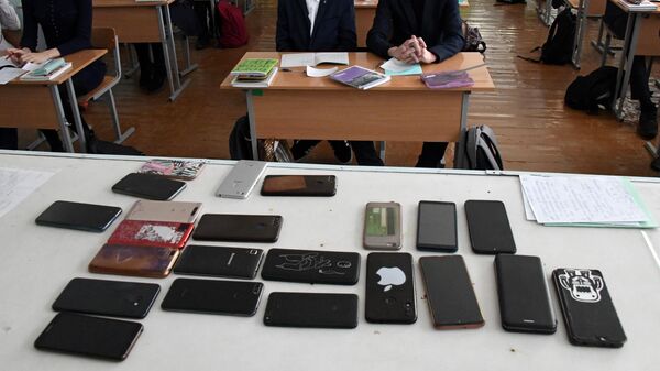 Телефоны учащихся на учительском столе во время урока. Архивное фото - Sputnik Кыргызстан