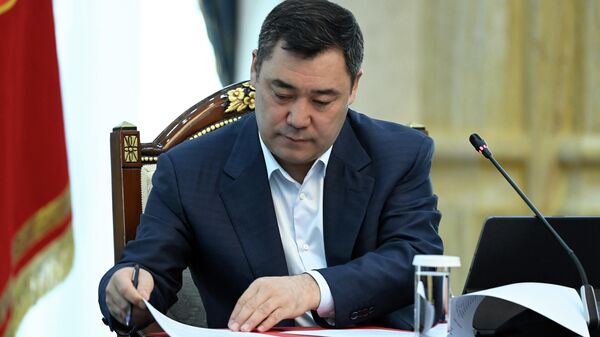 Президент Садыр Жапаров во время подписи документов - Sputnik Кыргызстан