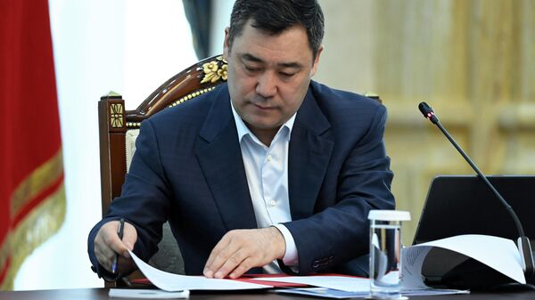 Президент Садыр Жапаров во время подписи документов - Sputnik Кыргызстан