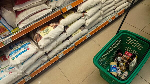 Корзина с продуктами в супермаркете. Архивное фото - Sputnik Кыргызстан