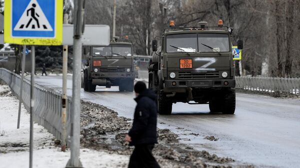 Колонна российской военной техники на шоссе в районе границы с Украиной - Sputnik Кыргызстан