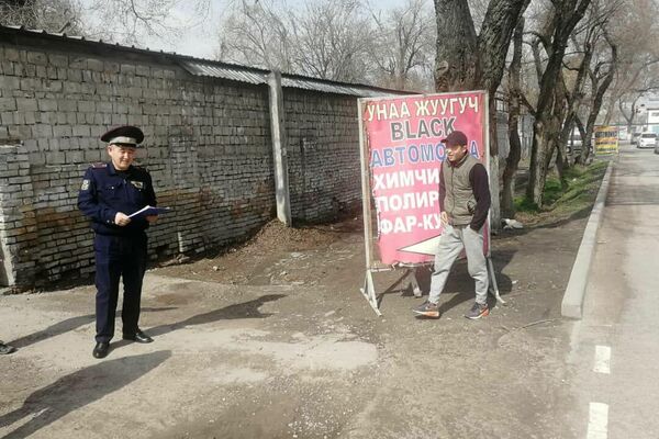 Как сообщил пресс-секретарь УПСМ Байказы Айтикул уулу, штрафы налагали за незаконную установку вывесок и рекламных щитов возле или на дороге - Sputnik Кыргызстан