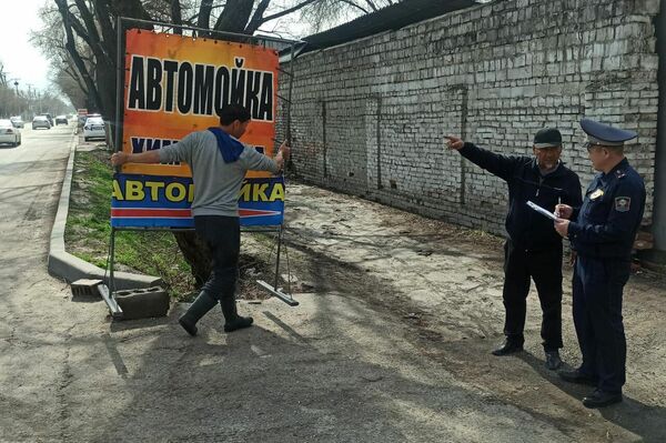 Сотрудники Управления патрульной службы милиции Бишкека провели крупный рейд &quot;Рекламный щит&quot; - Sputnik Кыргызстан