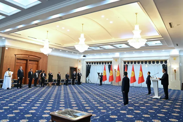 Салтанаттуу азем чет элдик дипломатиялык миссиялардын башчылары жана ардак кароолдун учурашуусу менен башталган - Sputnik Кыргызстан