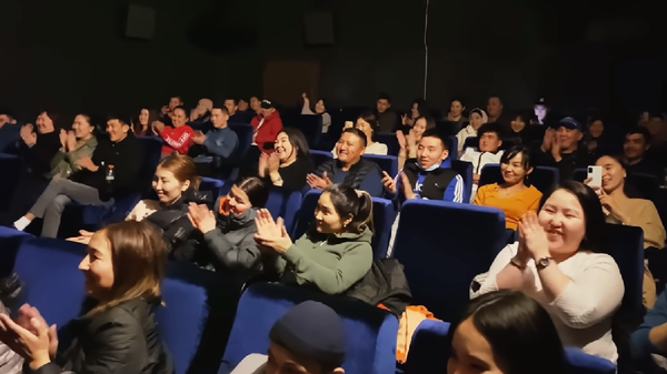 Блогер показал кинотеатр в Москве, где крутят только кыргызские фильмы — Видео - Sputnik Кыргызстан