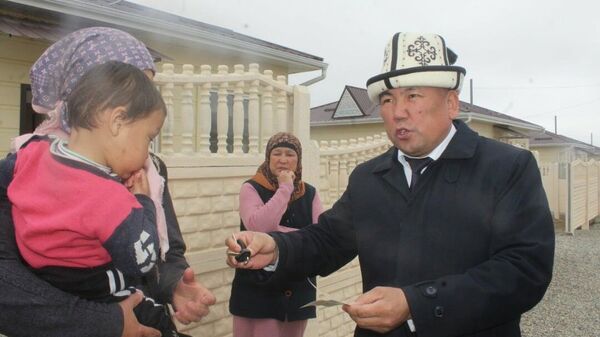 Чек ара чырында көз жумган тургундун бүлөсүнө унаа берилди - Sputnik Кыргызстан
