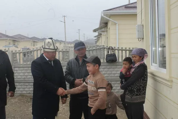 Каратаев погиб в ходе конфликта на кыргызско-таджикской границе весной прошлого года. У него осталось шестеро детей. - Sputnik Кыргызстан
