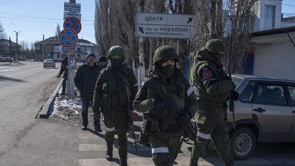 Военнослужащие военной комендатуры ЛНР на одной из улиц в городе Старобельск, перешедшем под контроль Луганской народной республики. - Sputnik Кыргызстан