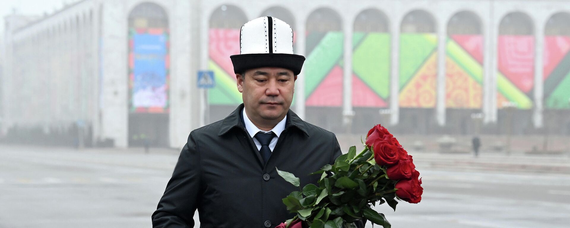 Президент КР Садыр Жапаров почтил память погибших во время Аксыйских событий - Sputnik Кыргызстан, 1920, 17.03.2022