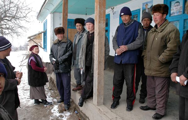 На фото жители у дома Шералы Назаркулова — одного из погибших в Аксыйских событиях  - Sputnik Кыргызстан