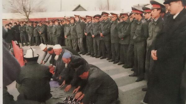 На фото милиция окружила плотным кольцом аксакалов, читающих молитву во время акции протеста - Sputnik Кыргызстан