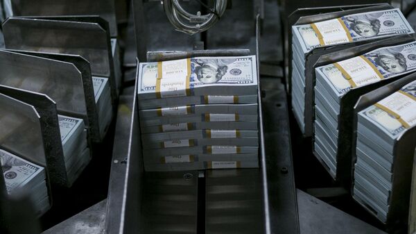 Пачки долларов США. Архивное фото - Sputnik Кыргызстан