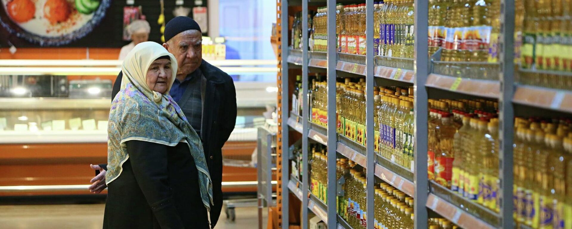 Люди у полки с растительными маслами в супермаркете в Оше - Sputnik Кыргызстан, 1920, 21.03.2022