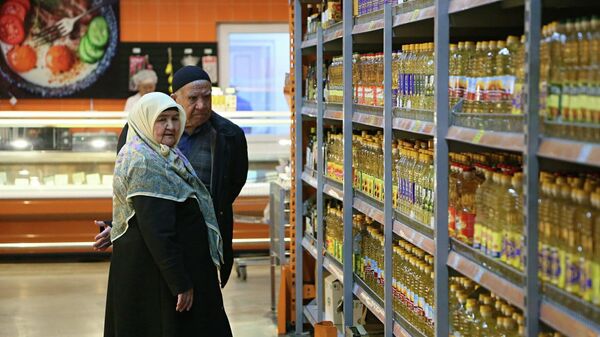 Люди у полки с растительными маслами в супермаркете в Оше - Sputnik Кыргызстан