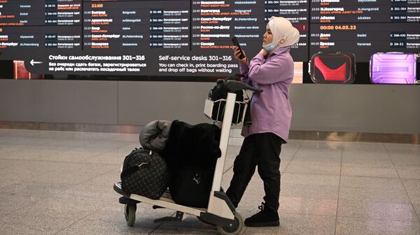 Пассажир в аэропорту. Архивное фото - Sputnik Кыргызстан