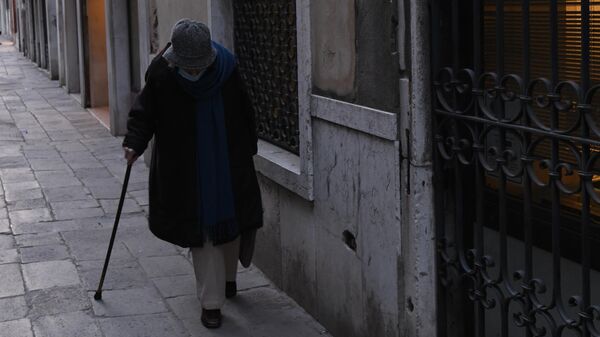 Пожилая женщина во время прогулки. Архивное фото - Sputnik Кыргызстан