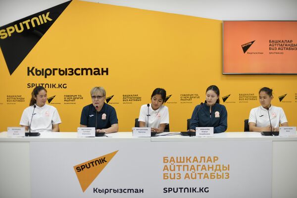 О ситуации с женским футболом рассказали участники брифинга - Sputnik Кыргызстан