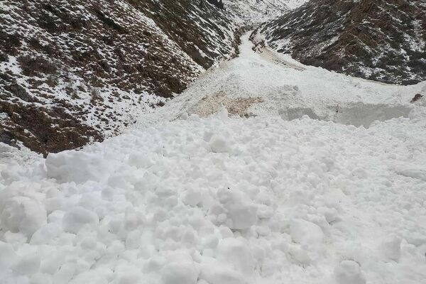 Очисткой дороги от снежной массы непрерывно занимаются более 80 человек - Sputnik Кыргызстан
