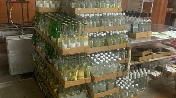 Выявление завода по производству контрафактной алкогольной продукции в Кара-Балте - Sputnik Кыргызстан