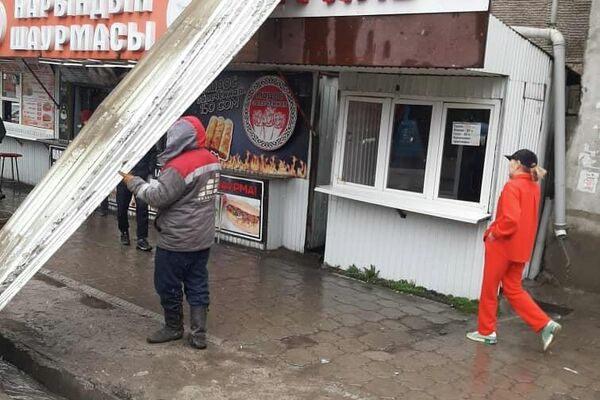 В Бишкеке сносят популярные точки быстрого питания на улице Суюмбаева (бывшая Карпинского) - Sputnik Кыргызстан